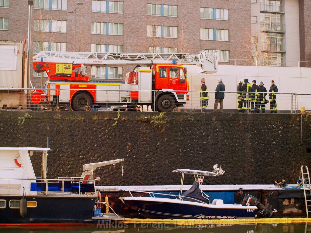 Einsatz BF Koeln Treibstoff auffangen Koeln Rheinauhafen P129.JPG